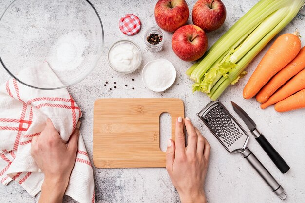 Mâini care pregătesc mâncare